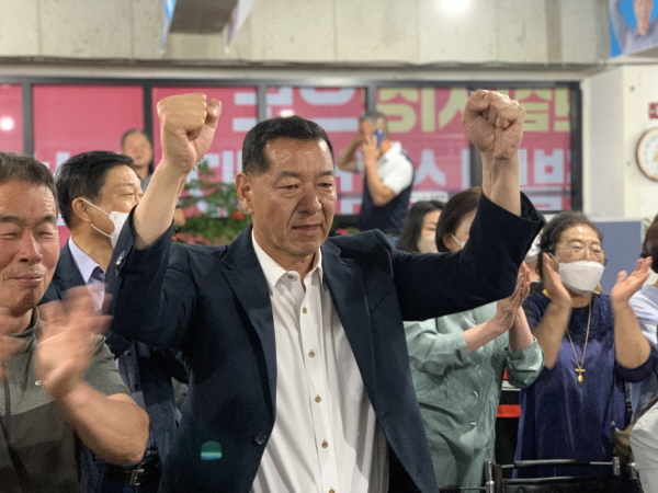 최원철 공주시장 후보 당선 모습