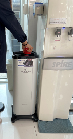 한들문화센터 1층 로비에 설치한 텀블러 자동살균세척기.