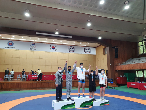 레슬링 유원진 금메달 시상식 모습