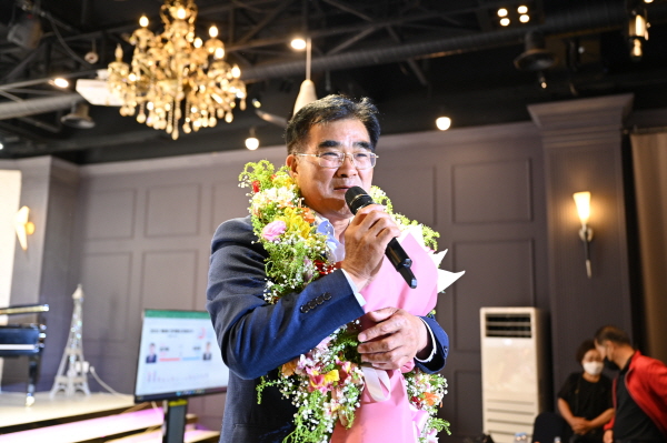 김기웅 서천군수 후보, 당선 확정 모습