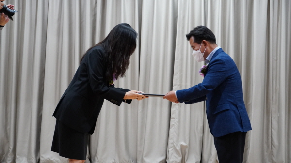 박정현 부여군수 당선인이 당선증을 받고 있다.