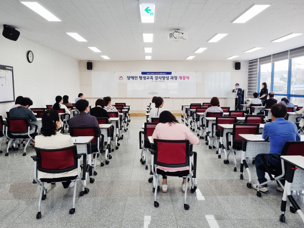 최은환 평생교육과장이 2일 서산시평생학습관에서 열린 ‘평생교육 강사양성 과정’ 개강식에서 인사말 모습