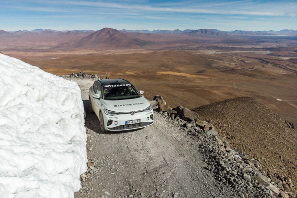 한국타이어 다이나프로 AT2를 장착한 폭스바겐 ID.4 GTX 차량