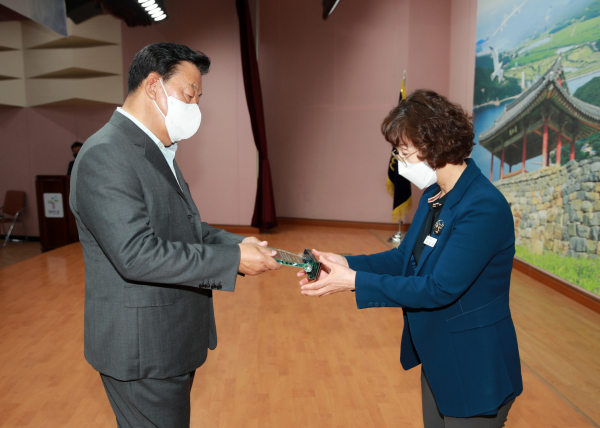 3일 군청 대강당에서 열린 표창패 전달식 모습.