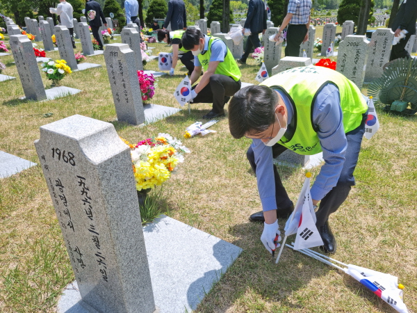 대전세종지역본부, 호국보훈의 달 맞아 국립대전현충원 묘역 정화활동