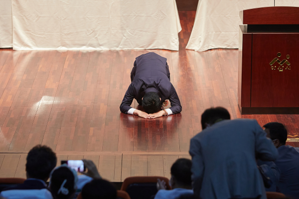 큰절을 하는 박경귀 아산시장 당선인