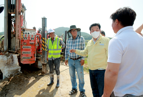 지난 3일 한해대책 추진 지역을 방문한 가세로 태안군수.(태안읍 삭선리)