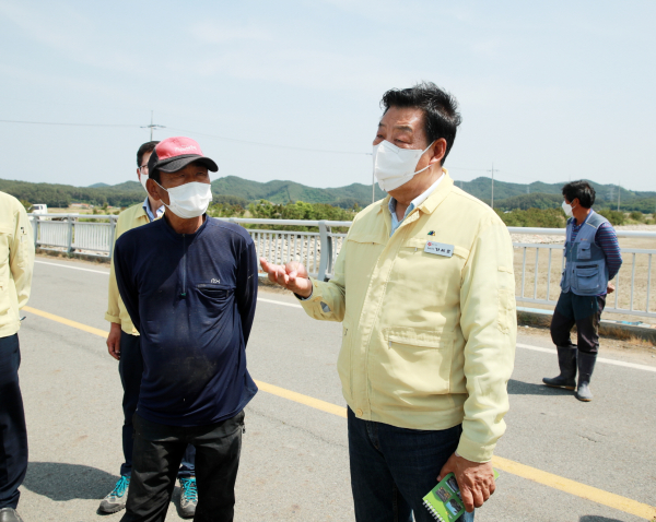 지난 3일 한해대책 추진 지역을 방문한 가세로 태안군수(원북면 황촌리)
