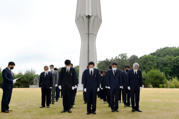 박용갑 청장과 직원들이 제67회 현충일 대전보훈공원 참배 모습