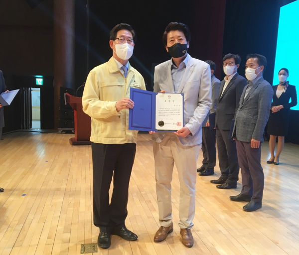 지난 3일 충청남도청 문예회관 대강당에서 열린 시상식 모습(양승조 도지사, 허구복 환경산림과장).