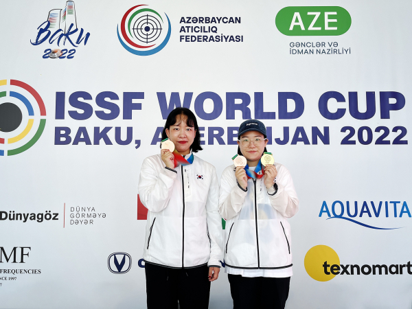 ISSF 바쿠 월드컵사격대회 메달 기념사진(왼쪽부터 이은서, 유현영 선수)