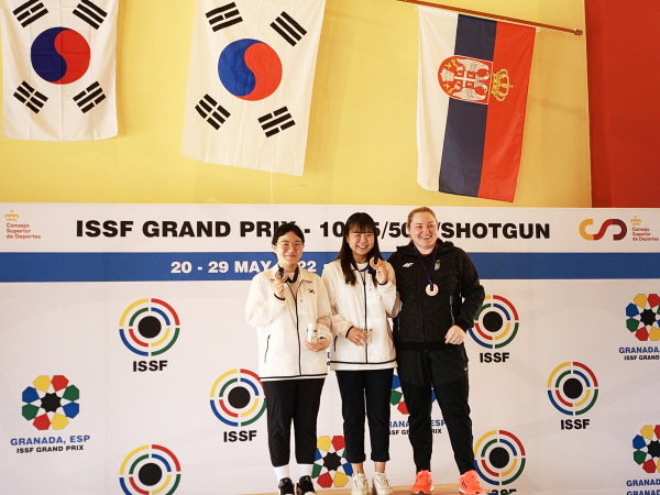 ISSF 그라나다 그랑프리사격대회 10m공기권총 시상식(왼쪽부터 유현영, 김보미, 세르비아 ARUNOVIC Zorana)