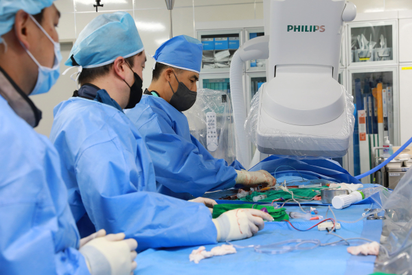 세종충남대학교병원 심뇌혈관센터 이재환 교수(사진 오른쪽)과 박현웅 교수(사진 가운데)가 대동맥판막협착증 환자를 대상으로 TAVI 시술을 하고 있다.