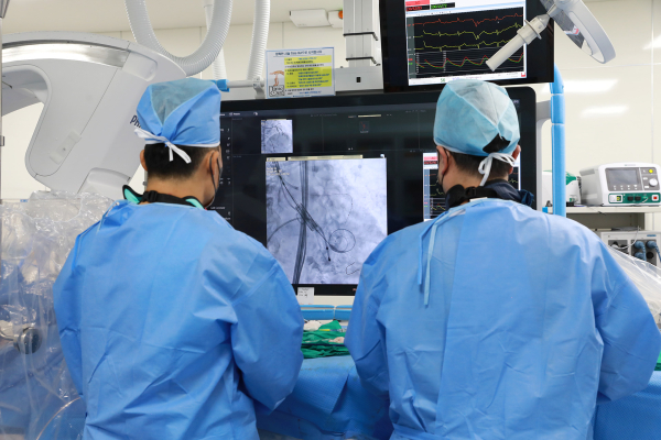 세종충남대학교병원 심뇌혈관센터 이재환 교수(사진 오른쪽)과 박현웅 교수(사진 왼쪽)가 대동맥판막협착증 환자를 대상으로 TAVI 시술을 하고 있다.