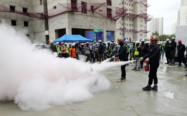 건설현장 화재사고 예방 훈련 실시(화재진압 훈련 모습)