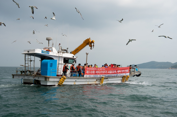 지난 8일 대산공장 인근에 위치한 삼길포 앞바다에서 지역 경제 활성화와 어족자원 보호를 위한 '치어방류행사' 진행 모습