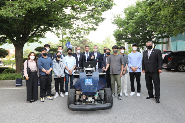 자율주행 시연 후 기념촬영
