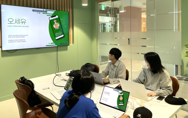 최우수상을 수상한 C.A.P 팀의 팀별 과제 수행 사진