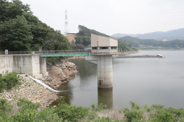 10일 기준 저수율 32.3%인 마둔저수지는 하루 평균 1만1천㎥을 평택 아산호에서 공급받아 양수저류하고 있다