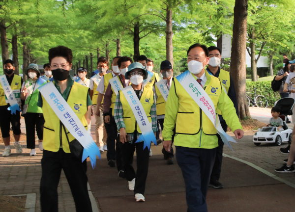 대전달빛걷기대회에서 청렴캠페인 실시 모습