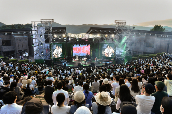 KT&G가 지난 11일 KT&G 상상마당 춘천에서 ‘2022 상상실현 페스티벌’을 성황리에 개최했다. 사진은 페스티벌 메인 공연장에서 뮤지션들의 라이브 공연이 진행되고 있는 모습