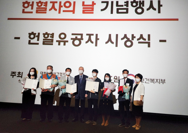 ㈜한국프리시전웍스, ‘헌혈자의 날’ 보건복지부장관 표창 수상식 단체사진