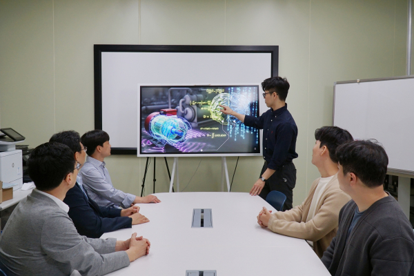 공동연구팀이 AI 음향 시뮬레이션 기술을 이용한 실험 결과를 확인하고 있다