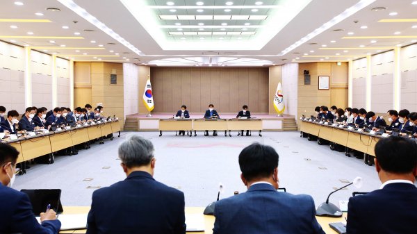 구상 부시장이 13일 시청 대회의실에서 열린 확대간부회의를 주재하는 모습