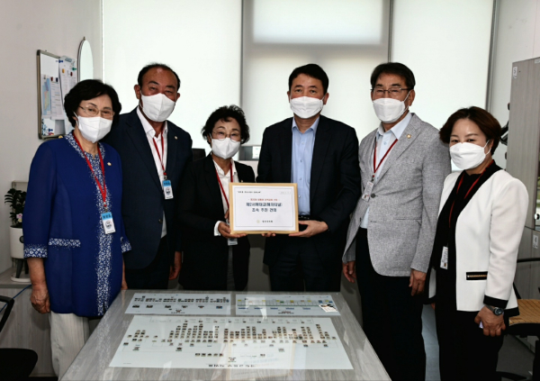 당진시의회 제2서해대교 특별위원회(위원장 이종윤) 위원들이 국토교통부에 제2서해대교(해저터널) 조기건설 건의문을 전달