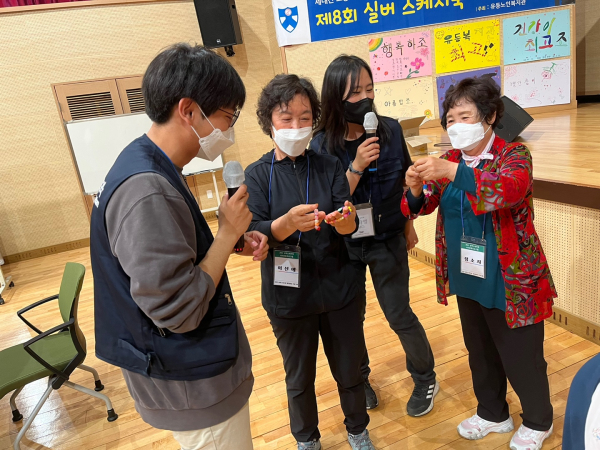 실버보건학과 학생들이 지역노인들과 치매예방 치료 프로그램을 진행하고 있다