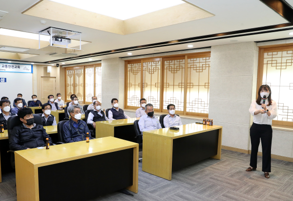 14일 유성구청 중회의실에서 실시된 마을버스 운수종사자 교통안전교육에 유성마을버스 기사 등 운수종사자가 49명이 참석해 교통안전 및 친절 교육을 받고 있다.