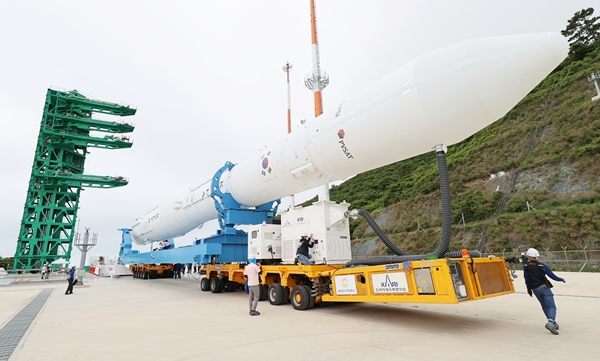 한국형 발사체 누리호가 15일 2차 발사를 위해 나로우주센터 제2발사대에 도착했다.