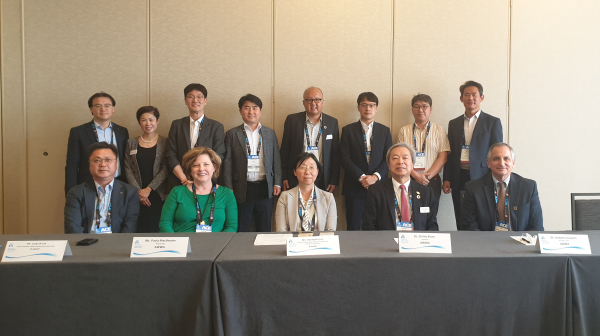 미국 샌안토니오에서 진행 중인 세계 최대 상수도 전문 콘퍼런스 및 전시회에 참여 단체사진(6월 13일 미국 텍사스주 샌안토니오, 사진의 아랫줄 왼쪽부터 이종식 한국수자원공사 물산업혁신처장, Ms. Paula Macllwaine AWWA 부회장, 이경희 한국수자원공사 환경본부장, Chi Ho Sham AWWA 회장, Joseph Jacangelo AWWA 차기회장)