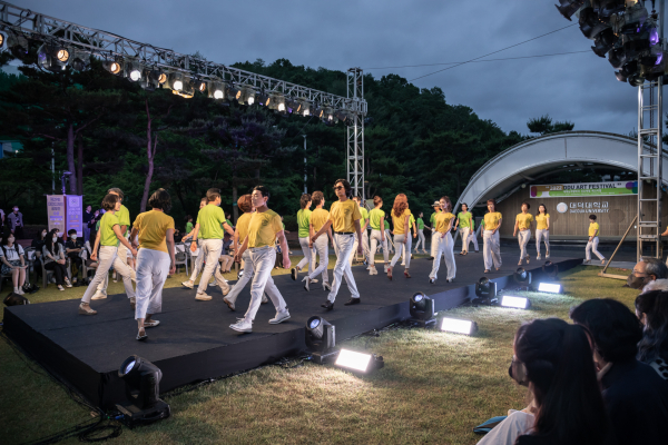 시니어모델들이 런웨이에서 워킹을 선보이고 있다.