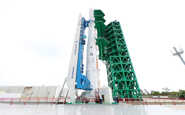 15일 누리호의 발사대 기립 및 고정작업이 완료된 모습. / 한국항공우주연구원 제공