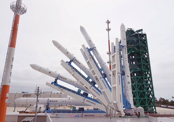 15일 누리호가 발사대에서 기립하고 있다. / 한국항공우주연구원 제공