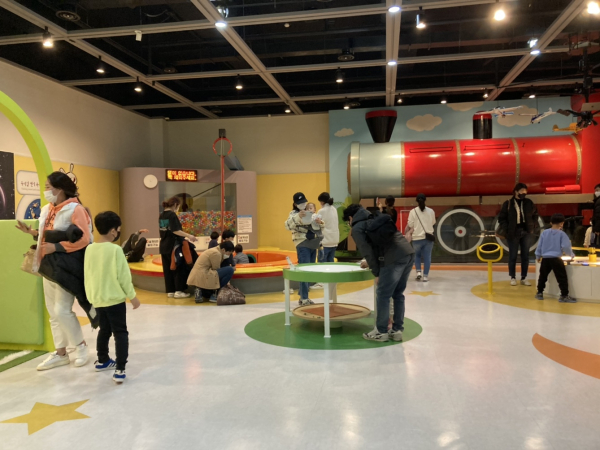 '어린이 과학놀이터'에서 아이들이 즐기는 장면