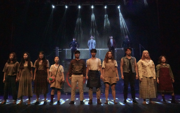 2022 수성못 뮤지컬 프린지 페스티벌(SMFF)에서 목원대 성악·뮤지컬학부 뮤지컬전공 학생들이 연기한 뮤지컬 ‘유린타운’ 공연의 한 장면.