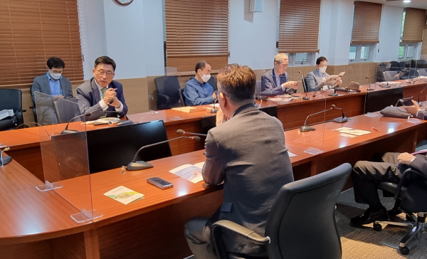 한국식품산업협회에서 개최된 간담회 현장 사진 * 한국농수산식품유통공사 김춘진 사장(좌측2번째)