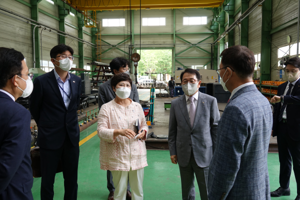 박형덕 한국서부발전 사장(오른쪽 세 번째)이 한정실 한성더스트킹 공동대표(오른쪽 네 번째)에게 집진설비에 대해 설명을 듣는 모습.