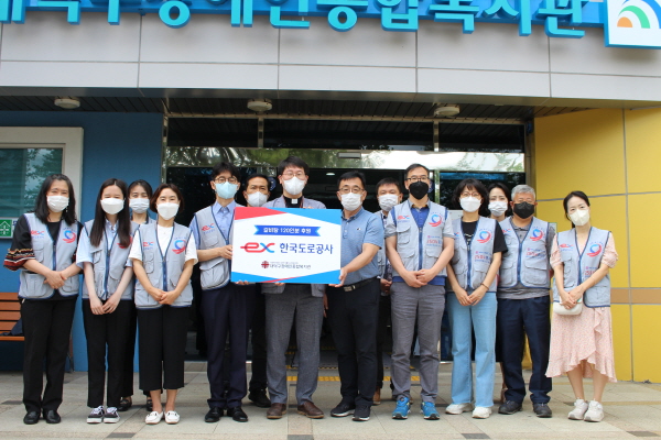 지난 16일 대덕구지역 내 장애인들을 위해 대덕구장애인종합복지관에서 사랑의 무료급식 봉사활동 모습