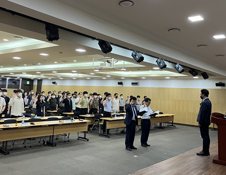 국가철도공단 신호처 직원들과 협력사 관계자들이 17일 신호분야 안전 및 청렴 결의대회를 시행하고 있다.