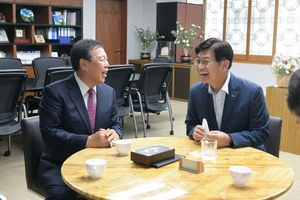 최민호 세종시장 당선인(왼쪽)과 이춘희 세종시장이 환담을 나누고 있다.