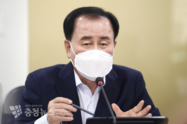 김지철 충남교육감이 20일 주간업무보고를 주재하고 있다./이성엽 기자