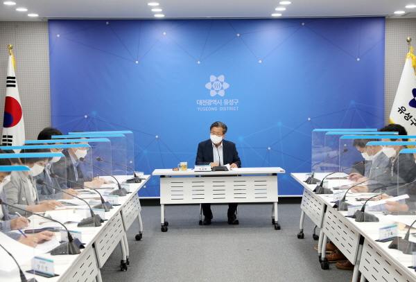 정용래 유성구청장이 직원들과 평소 회의를 통해 주요사업을 논의하고 있다