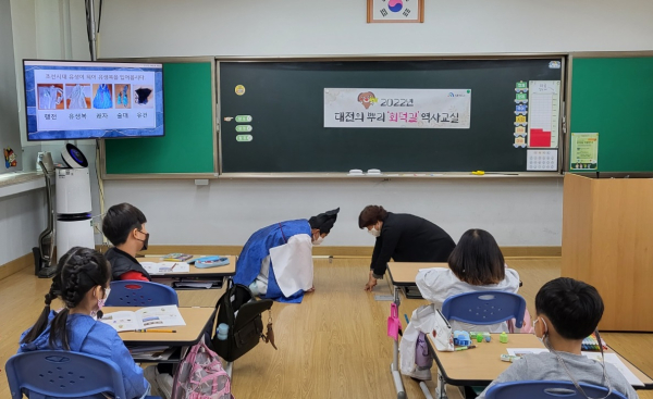 학생들이 유생복 체험과 예절교육을 받는 모습