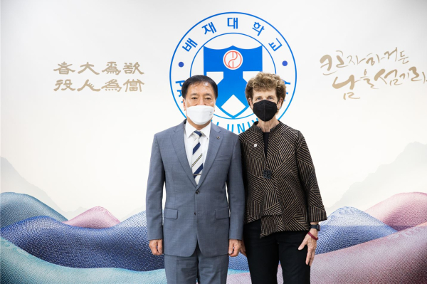 미국 피어스대학 미셸존슨 총장이 김선재 배재대 총장과 기념사진을 촬영했다.