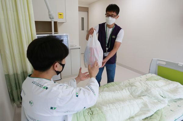 건양대병원 내 편의점 배송담당자가 주문 물품을 병실까지 배송해주는 모습