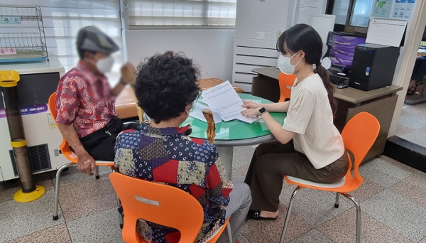 건강면접조사표에 의거 건강행태실천, 건강검진현황, 만성질환 등 상담 중인 간호직 공무원