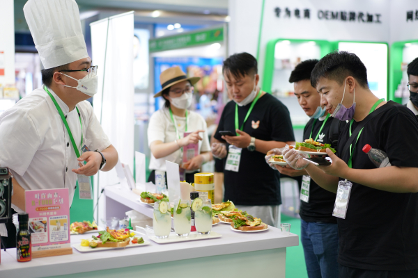 한국관을 찾아 시식에 참여 중인 중국 SNS 벤더